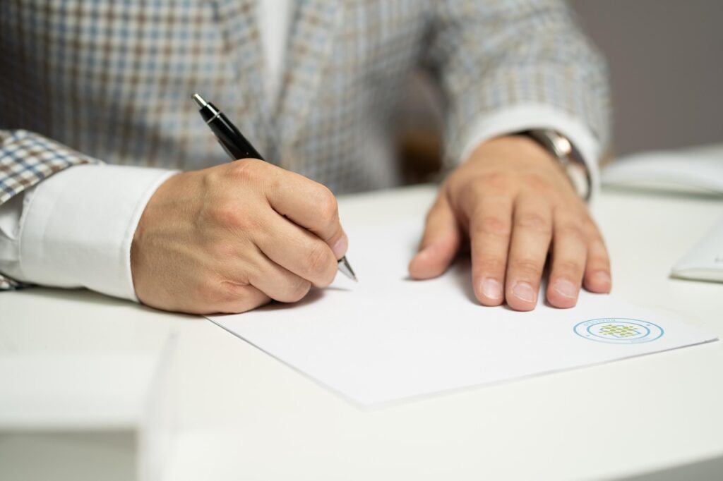 Documenting Agreements: The Role of Contracts in Expectation Management